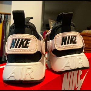 Woman’s Nike Air Huarache City Low Sneakers